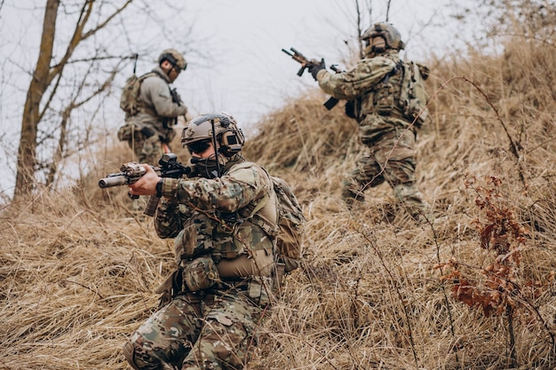 Les Soldats De L'armée Combattent Avec Des Armes Et Défendent Leur Pays