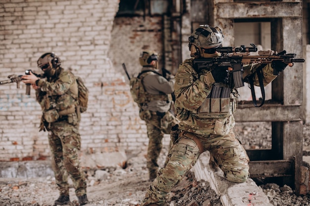 Photo gratuite les soldats de l'armée combattent avec des armes et défendent leur pays