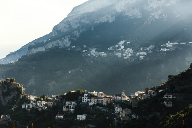 Le soleil brille sur le bâtiment sur les collines des montagnes