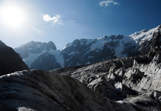 Le soleil brille dans les montagnes