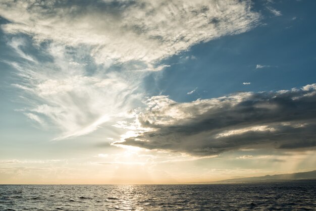 Soleil levant l&#39;Océan Pacifique