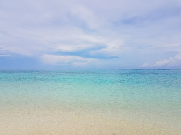 Soleil sur une vague de mer à la plage de Karon, à Phuket, en Thaïlande. Vagues de plage ensoleillées d&#39;été. Soleil vague de mer près de la plage de sable fin. La plage de l&#39;île tropicale se détend. Paysage exotique de l&#39;océan, île de Phuket