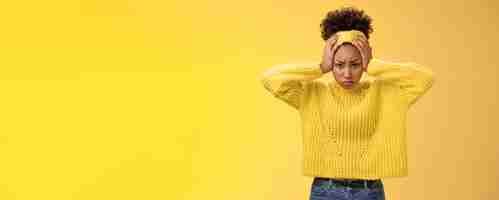 Photo gratuite sombre troublé perplexe sous pression jolie jolie fille afro-américaine dérangée ne peut pas tenir le stress