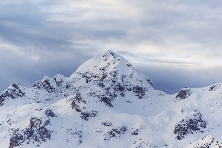 Photo gratuit sommet de la montagne enneigée