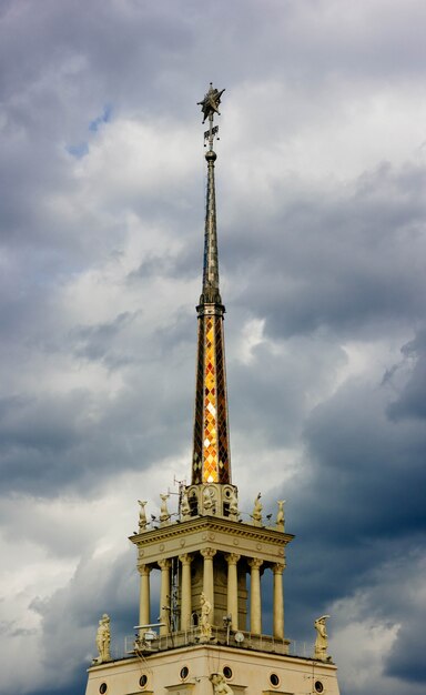 Le sommet de la tour Eiffel avec ciel