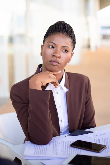 Songeuse Jeune Femme D'affaires Réfléchissant Aux Conditions Du Contrat