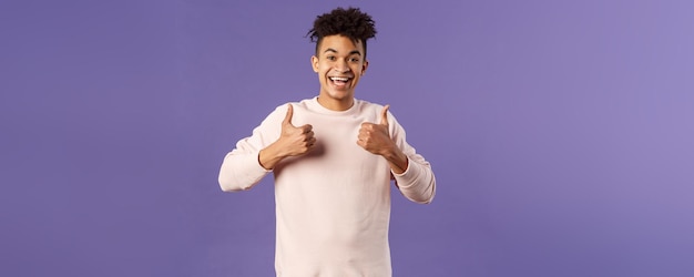 Sonne bien, je suis dans le portrait d'un jeune hipster hispanique souriant et joyeux avec une coupe de cheveux afro recommandée