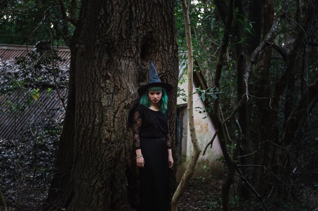 Sorcière sombre dans la forêt sombre