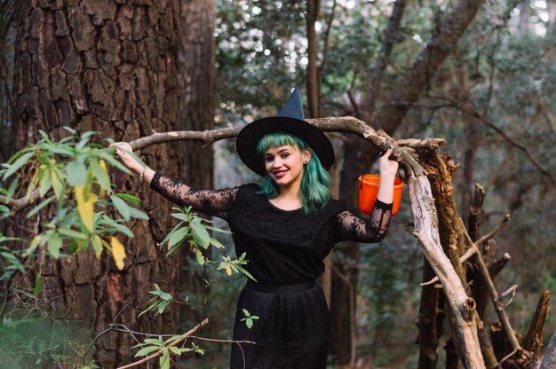 Sorcière souriante à la branche