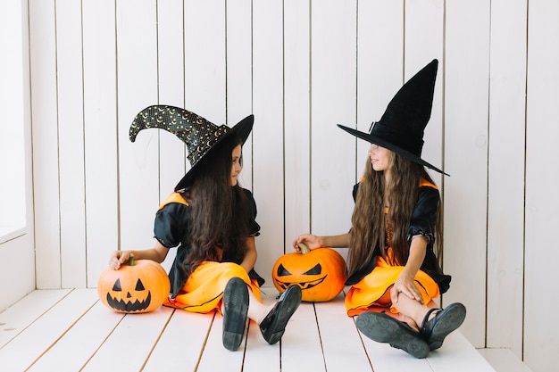 Photo gratuite sorcières mignonnes parlant à la fête d'halloween