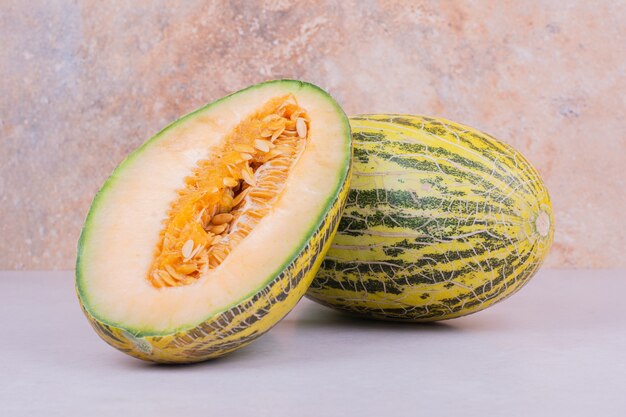 Sorte asiatique de melon isolé sur blanc.