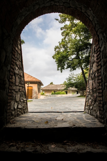 Photo gratuite sortie d'un bâtiment historique vers la ville