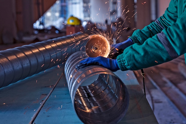 Photo gratuite soudage à l'arc d'un acier sur un chantier de construction