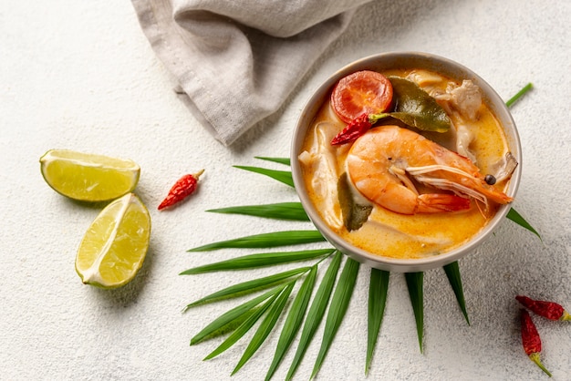 Soupe à angle élevé dans un bol avec crevettes et citron