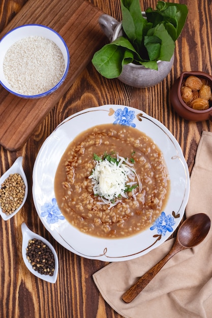 Soupe au boulgour avec épices parmesan épinards vue de dessus