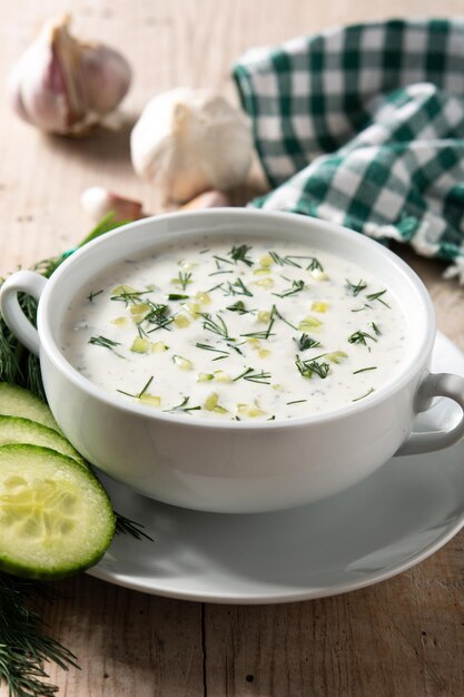 Soupe au lait aigre tarator bulgare dans un bol sur une table en bois