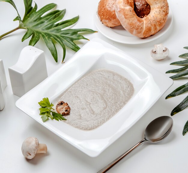 Soupe aux champignons avec du vert sur la table