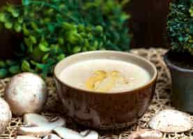 Photo gratuite soupe aux champignons avec huile versée