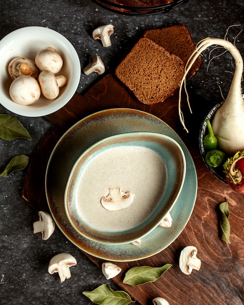 Soupe aux champignons et légumes d'accompagnement