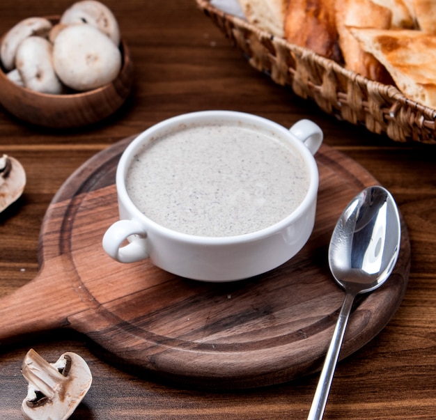 Soupe aux champignons sur planche de bois