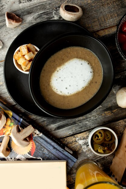 Soupe aux champignons sur la table