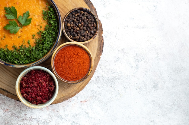 Soupe aux haricots vue de dessus appelée merci avec des légumes verts et des assaisonnements sur la surface blanche de la soupe de légumes alimentaire