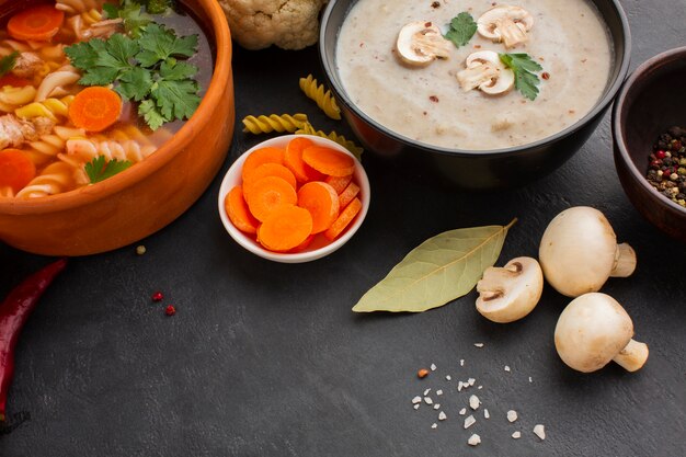 Soupe aux légumes et bisque aux champignons à angle élevé avec fusilli