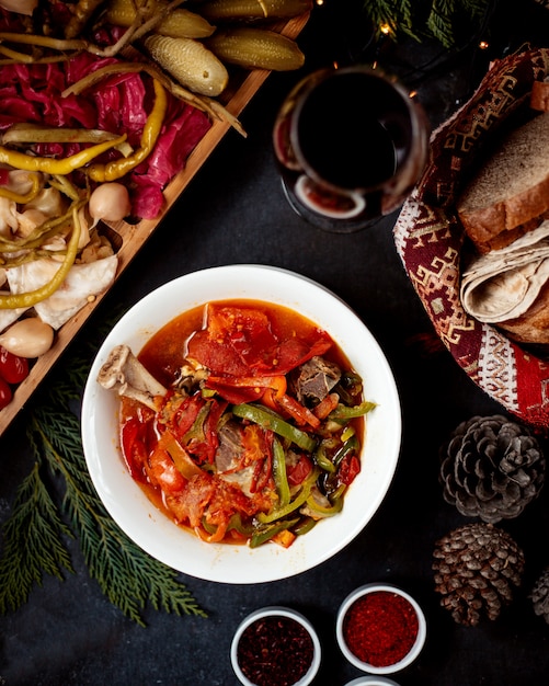 Soupe aux légumes avec cuisse de boeuf