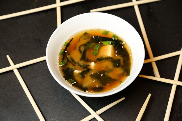 Soupe aux légumes garnie de graines de sésame vue de dessus