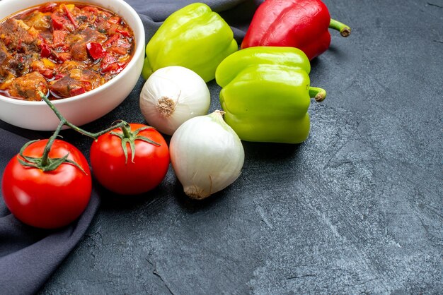 Soupe aux légumes vue de face avec des légumes frais sur un espace gris