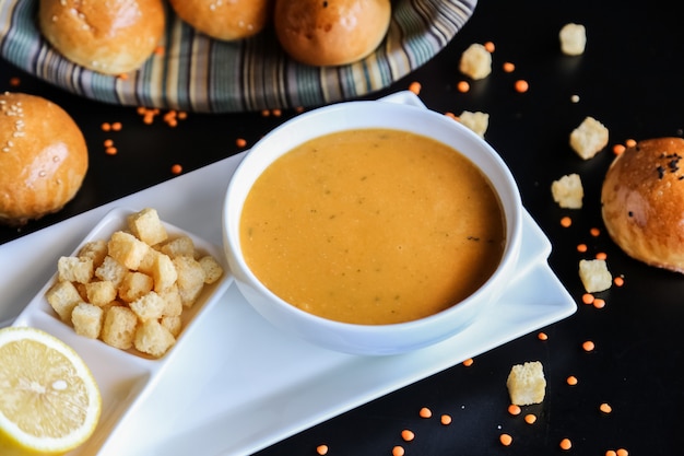 Soupe aux lentilles craquelins petits pains au citron vue latérale