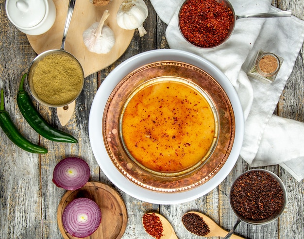 Soupe aux lentilles oignon poivre sumakh vue de dessus