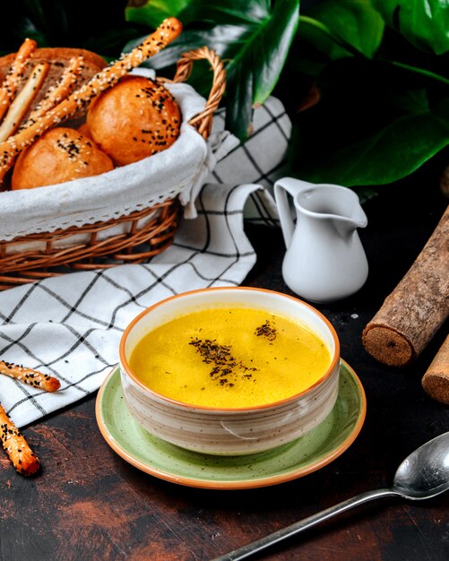 Soupe aux lentilles sur la table