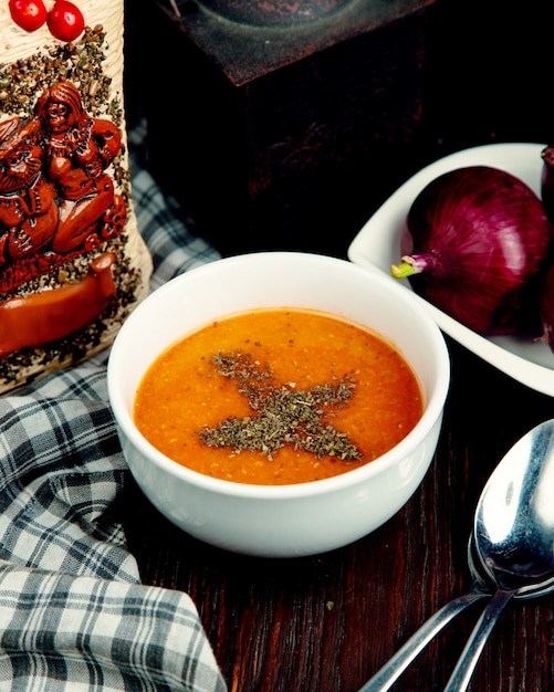 Soupe aux lentilles sur la table