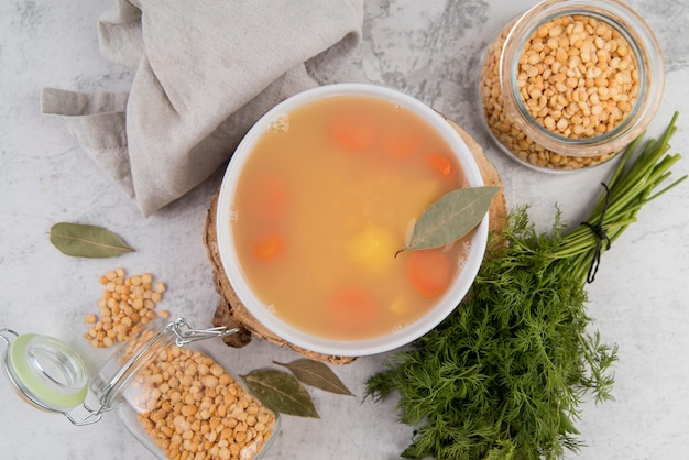 Soupe aux pois chiches naturels dans un bol avec du laurier