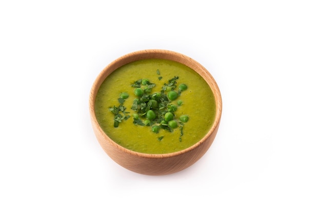 Soupe aux pois verts dans un bol isolé sur fond blanc