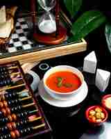 Photo gratuite soupe aux tomates avec accompagnement de fromage et craquelins