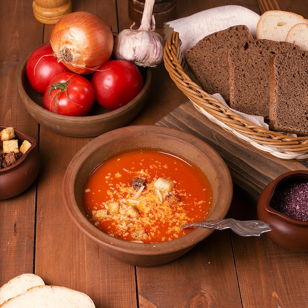 Photo gratuite soupe aux tomates avec craquelins au parmesan et au blé noir.