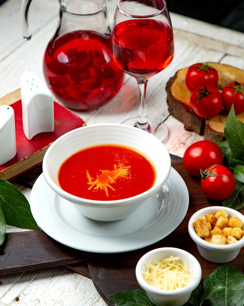 Soupe aux tomates avec craquelins et fromage râpé
