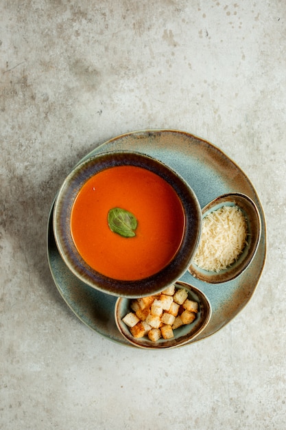 Soupe aux tomates avec craquelins et fromage