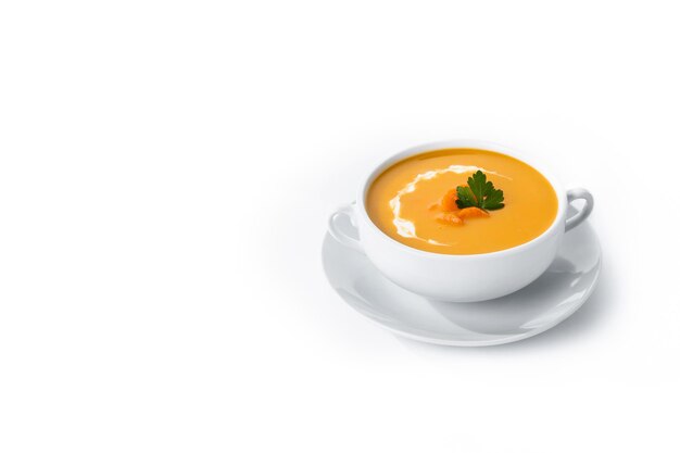 Soupe de carottes à la crème et persil isolé sur fond blanc