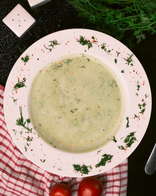 Photo gratuite soupe de champignons à l'aneth et aux tomates.