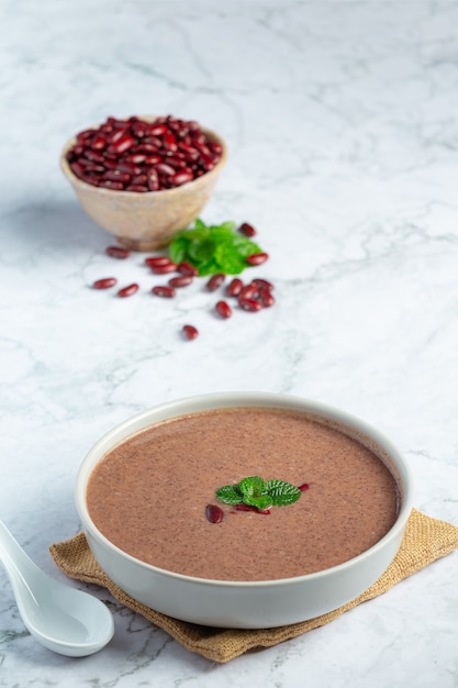 Soupe Chaude Aux Haricots Rouges Dans Un Bol Blanc Place Sur Un Sol En Marbre Blanc