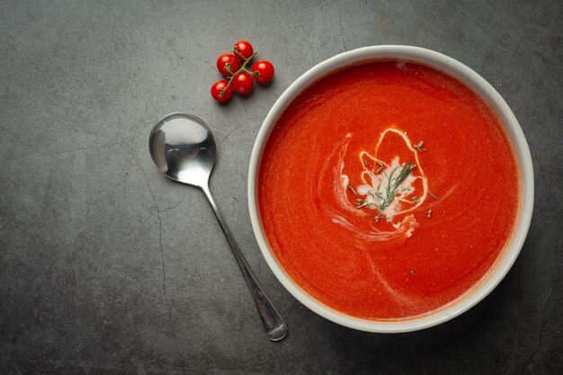 Soupe chaude aux tomates servie dans un bol