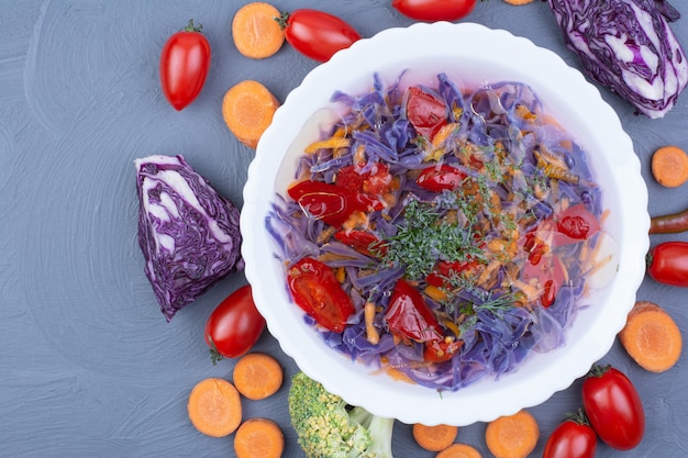 Soupe de chou et chili avec des ingrédients autour de la surface bleue