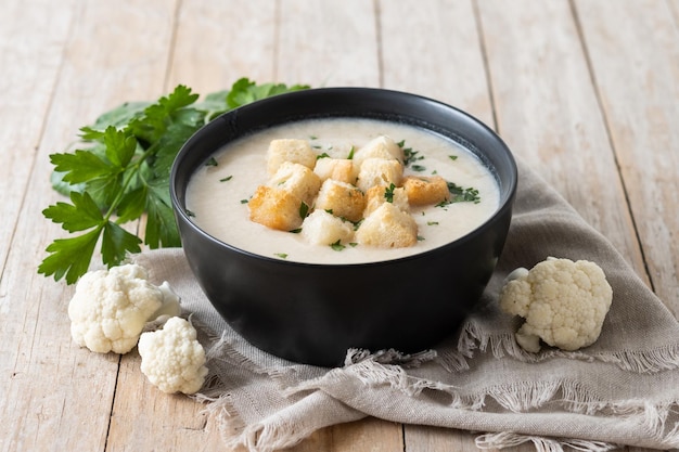 Photo gratuite soupe de chou-fleur dans un bol sur une table en bois