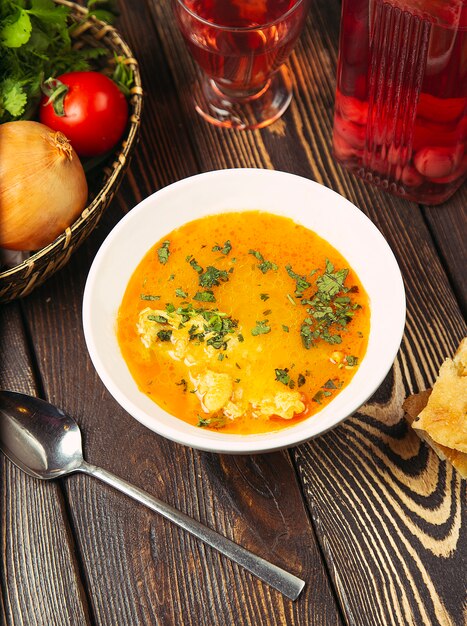 Soupe de chou-fleur dans un bouillon de poulet à la tomate avec des herbes.