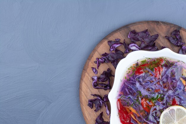 Soupe de chou violet avec des piments sur une planche de bois