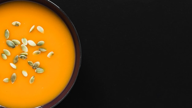 Photo gratuite soupe de citrouille close-up