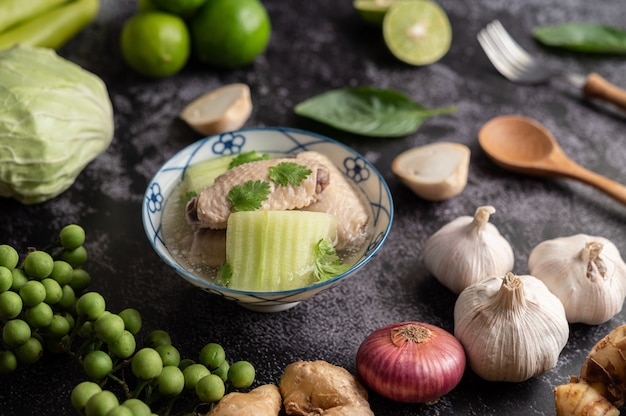 Soupe claire au poulet avec hachures vertes avec ail, citron, oignon, oignon rouge, champignon et basilic